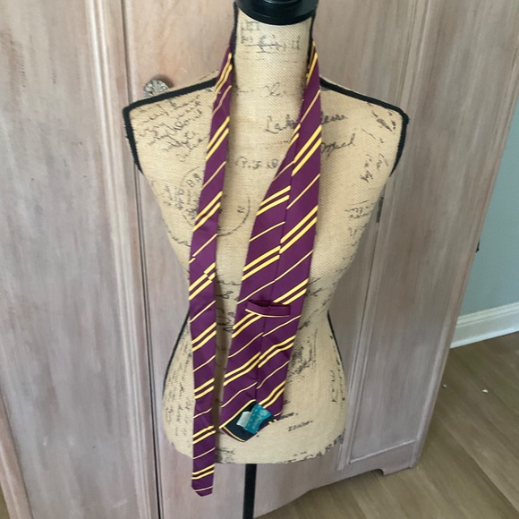 Harry Potter Silk Adult Gryffindor Tie purple yellow stripe - Picture 5 of 11